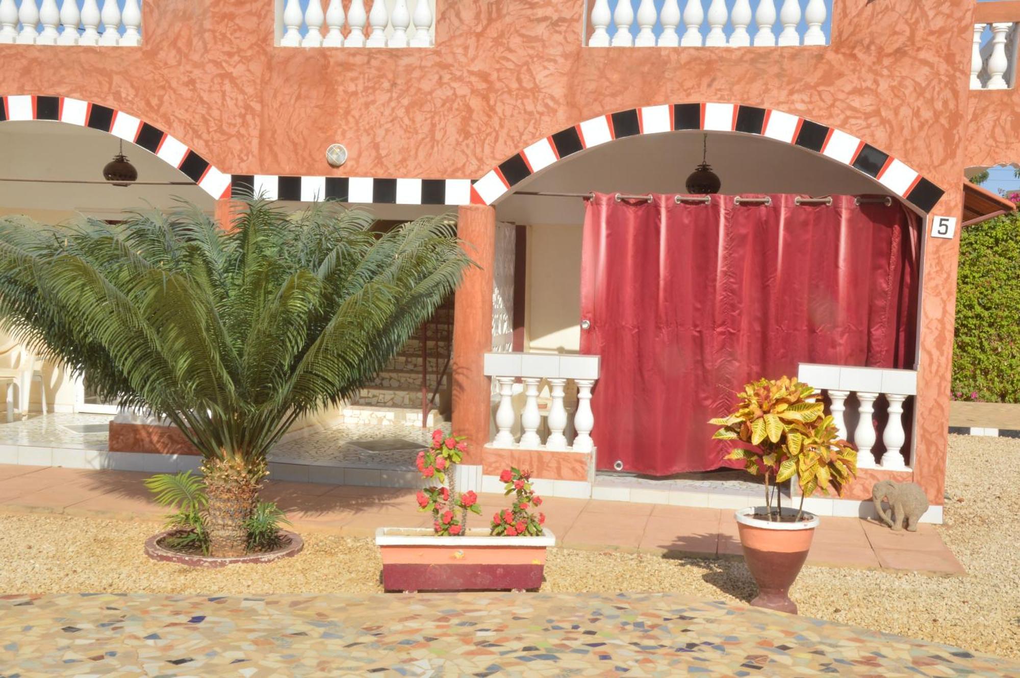 Hotel Takana Ngaparou Bagian luar foto